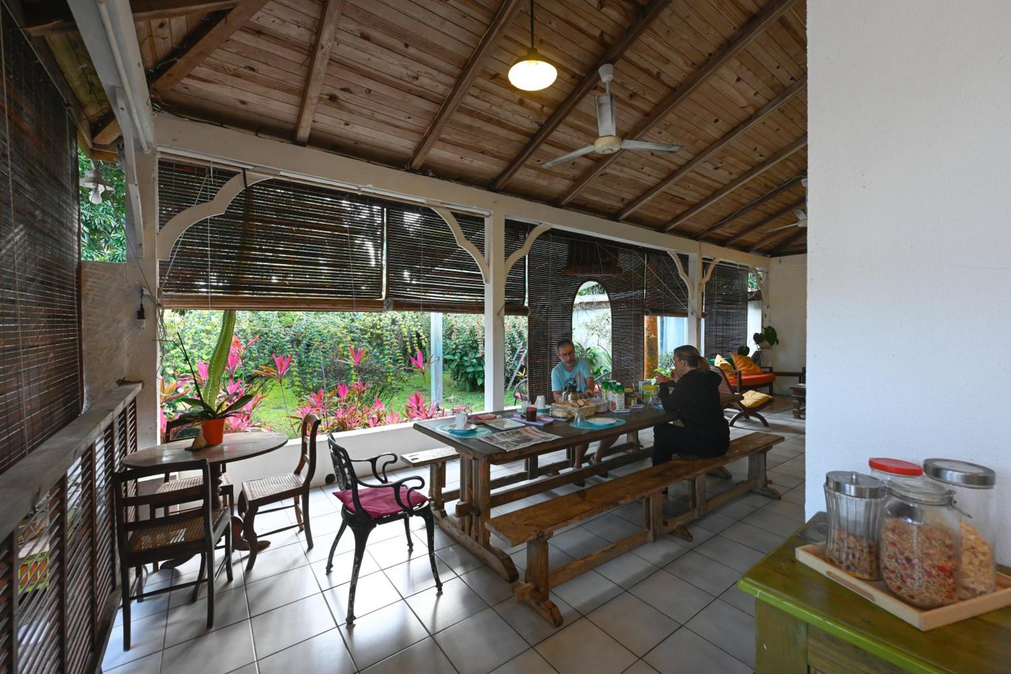 Le Medinilla Bed and Breakfast Bras-Panon Buitenkant foto